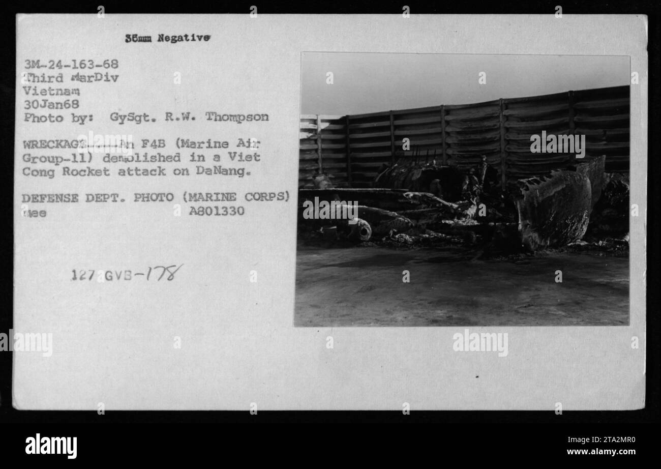 Il relitto di un aereo F4B, appartenente al Marine Air Group-11, viene visto dopo essere stato distrutto in un attacco a razzo Viet Cong contro da Nang durante la guerra del Vietnam. La foto, scattata da GySgt. R.W. Thompson il 30 gennaio 1968, mostra l'entità dei danni causati dall'attacco." Foto Stock