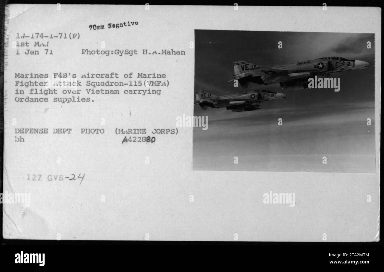 Aerei - F-4 Phantom - 1 gennaio 1971. Lato numero 4 1-174-1-71. La fotografia, scattata da GySgt H.A. Mahan, mostra gli F-4 del Marine Fighter Attack Squadron-115 (VMFA) in volo sopra il Vietnam, con provviste di ordinanza. Questa immagine è stata catturata dal fotografo del Dipartimento della difesa del corpo dei Marines. Foto Stock