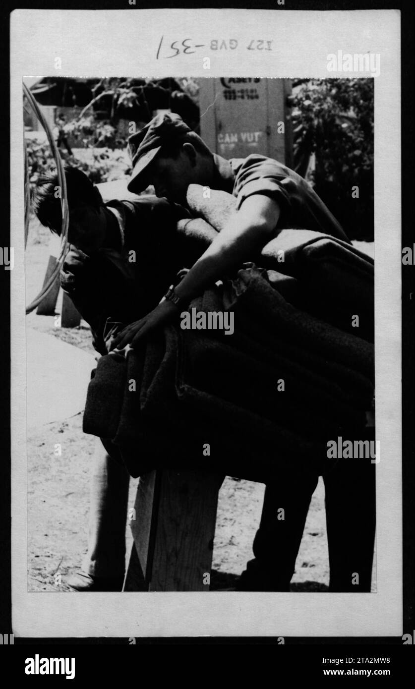 I rifugiati vietnamiti ricevono visite da Claudia Cardinale, Nguyen Cao Ky, Rosemary Clooney e Betty Ford. 2 giugno 1975. Foto Stock