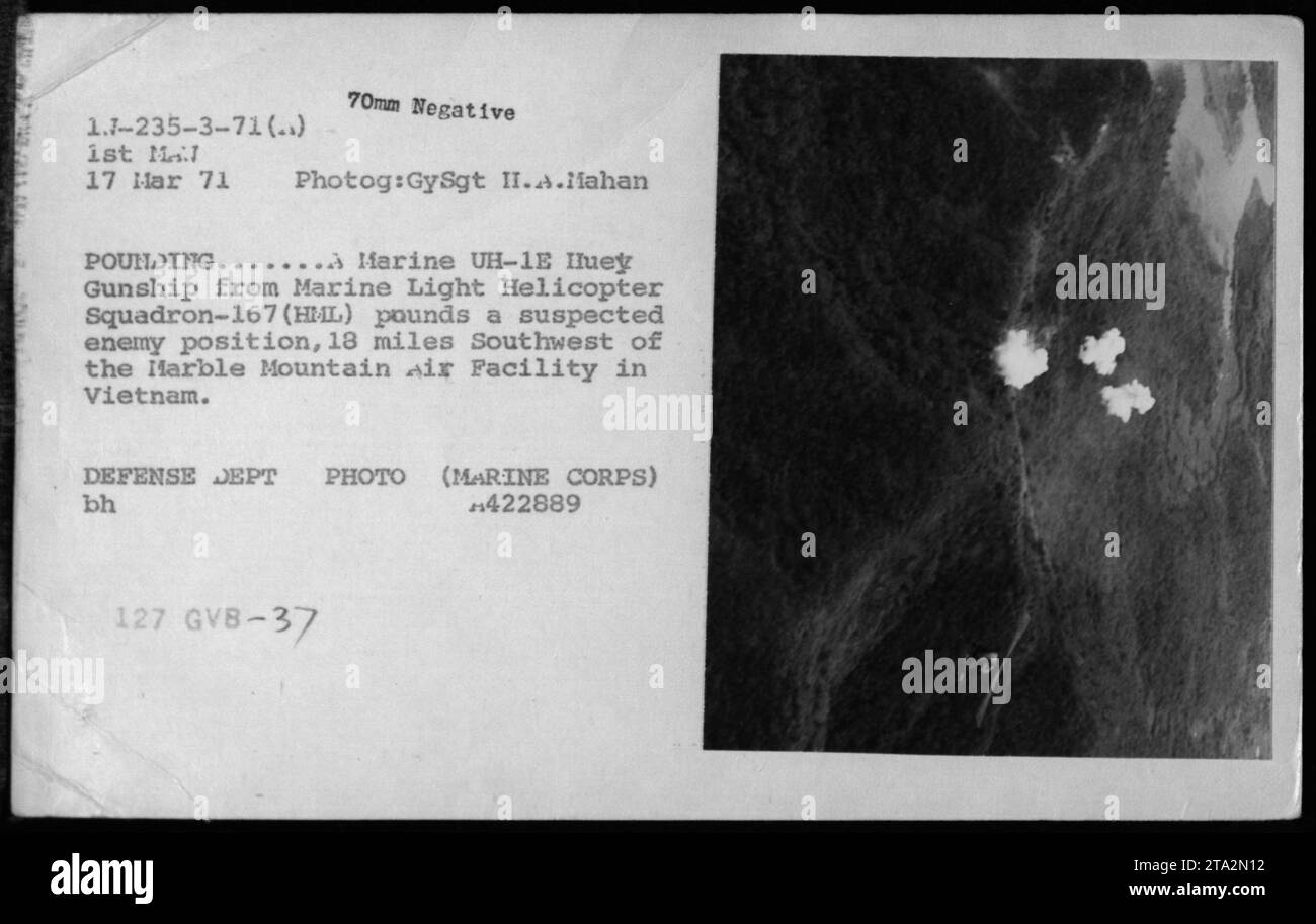 Il 17 marzo 1971, un Marine UH-1E Huey Gunship del Marine Light Helicopter Squadron-167 condusse attacchi aerei su una posizione sospetta nemica 18 miglia a sud-ovest della Marble Mountain Air Facility in Vietnam. Foto Stock
