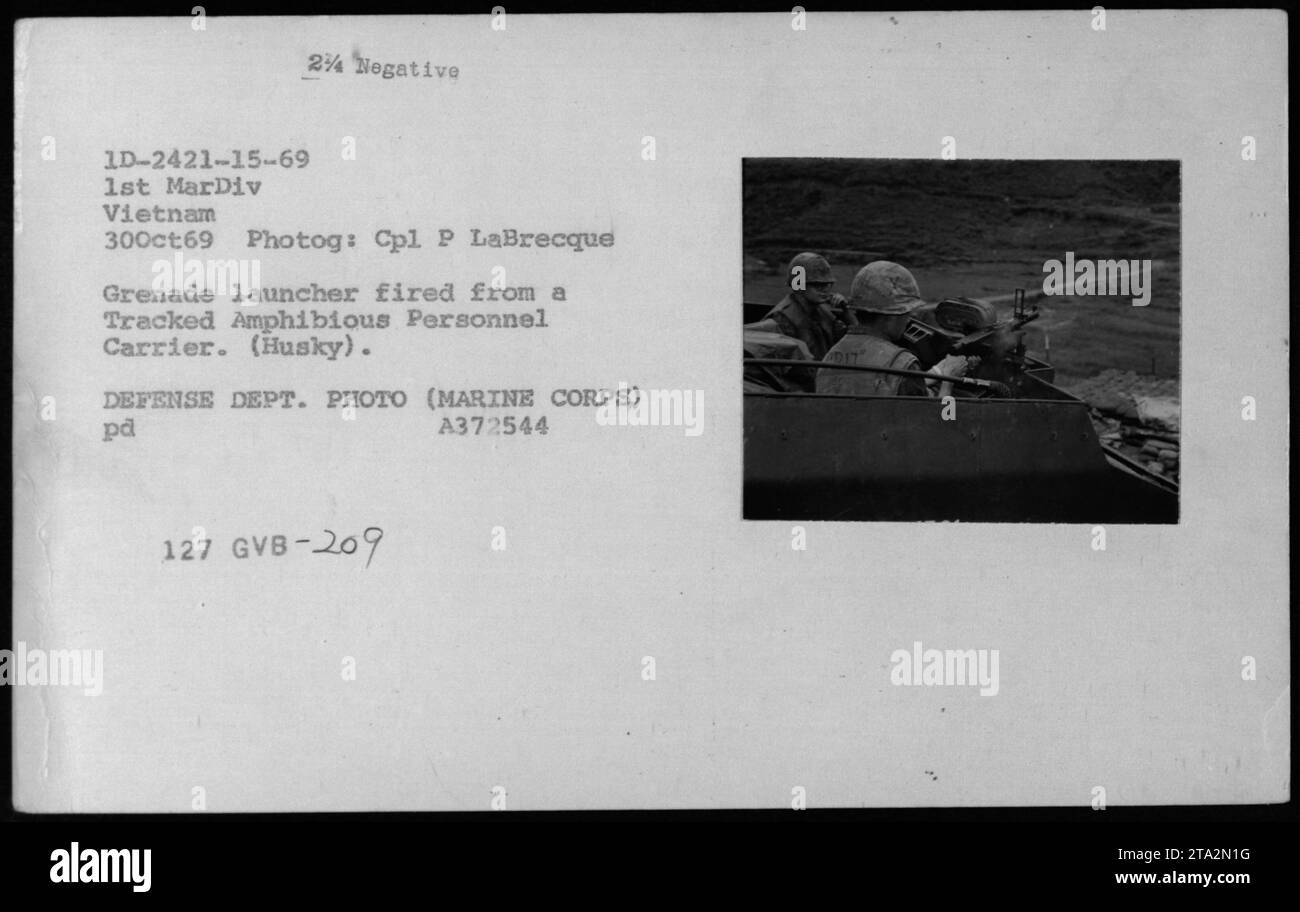 Un soldato del corpo dei Marines spara un lanciagranate da una portaerei anfibia (Husky) tracciata durante le attività militari in Vietnam. La fotografia, datata 30 ottobre 1969, è stata catturata dal capitano P. LaBrecque ed è etichettata come negativa 1D-2421-15-69, scattata sotto la 1st Marine Division. Questa foto è un'immagine ufficiale del Dipartimento della difesa. Foto Stock
