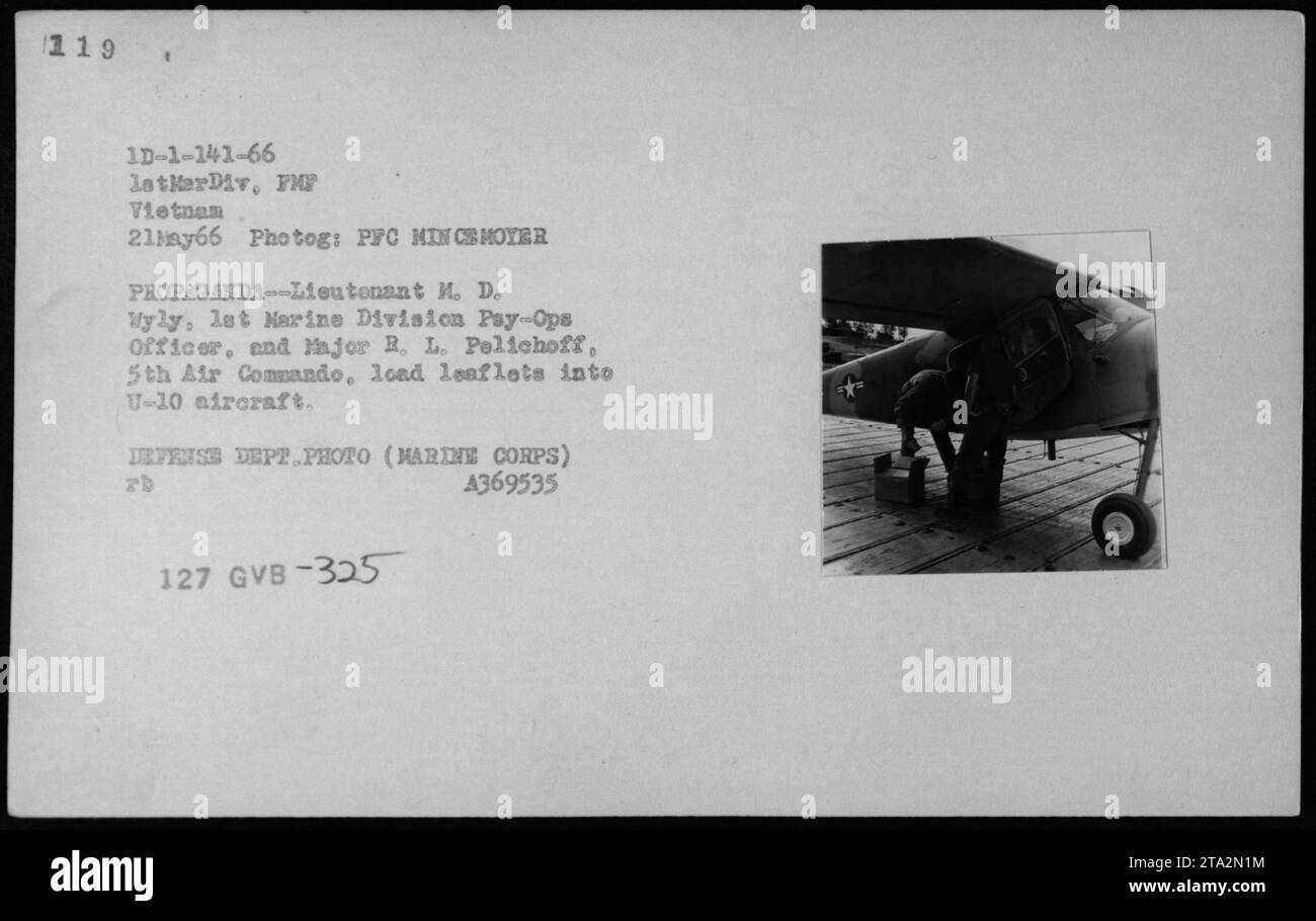 Il tenente M. D. Wyly e il maggiore R. L. Pelichoff caricano volantini su un aereo U-10 durante la guerra del Vietnam il 21 maggio 1966. L'aereo fu utilizzato per scopi propagandistici come parte delle operazioni Psy-Ops. Foto scattata da PFC MINCS MOYER. Foto Stock