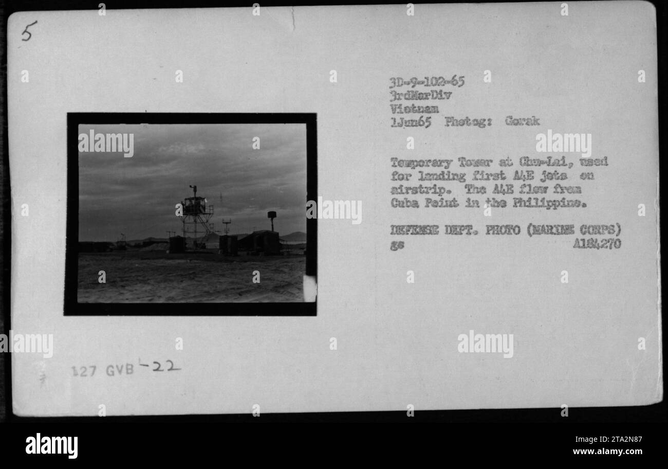 "Aereo a-4 Skyhawk atterrato sulla pista di atterraggio a Chu-Lai, Vietnam il 1° giugno 1965. La torre temporanea vista nell'immagine è stata utilizzata per guidare e atterrare i primi jet A4E sulla pista di atterraggio. I jet A4E volarono da Cuba Point, Filippine. Foto scattata da Gorak, fotografo del Dipartimento della difesa (corpo dei Marines). ID immagine: A184270." Foto Stock