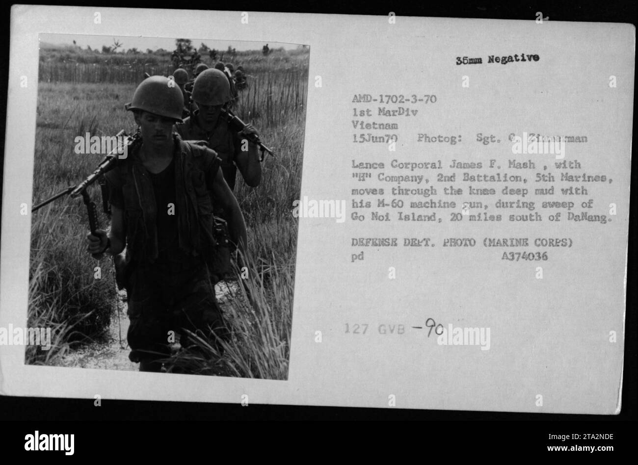 Il caporale James F. Mash della compagnia G, 2nd Battalion, 5th Marines manovra attraverso fango profondo sul Go noi Island, a sud di Danang, con una mitragliatrice M-60 durante un'operazione di sweep con la 1st Marine Division il 15 giugno 1970. Foto Stock