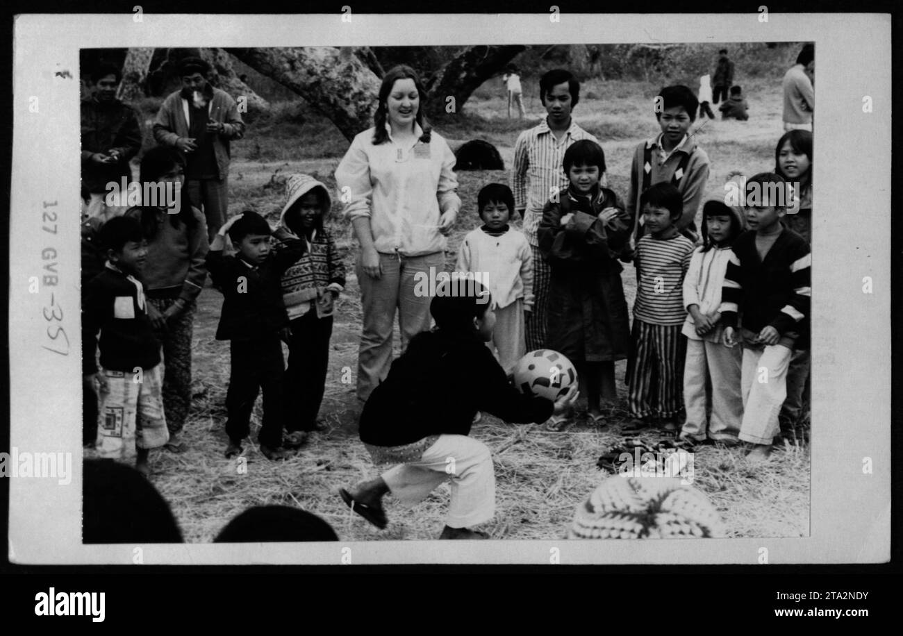 Didascalia: Claudia Cardinale, insieme ai rifugiati vietnamiti Nguyen Cao Ky, Rosemary Clooney e Betty Ford, visitò gli Stati Uniti il 15 maggio 1975. La fotografia li cattura impegnandosi in attività legate agli sforzi militari americani durante la guerra del Vietnam. Foto Stock