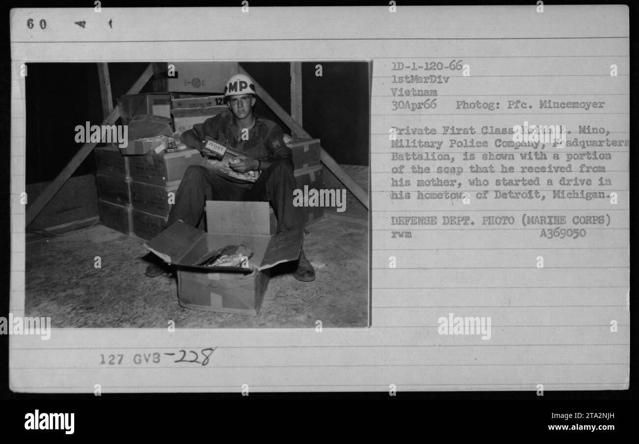 Il soldato Keith E. Mino, della compagnia di polizia militare, battaglione del quartier generale, viene fotografato tenendo in mano una porzione di sapone che ha ricevuto da sua madre. Il sapone è stato raccolto attraverso un drive organizzato nella sua città natale, Detroit. Presa il 30 aprile 1966 in Vietnam da PFC. Mincemoyer. Foto Stock