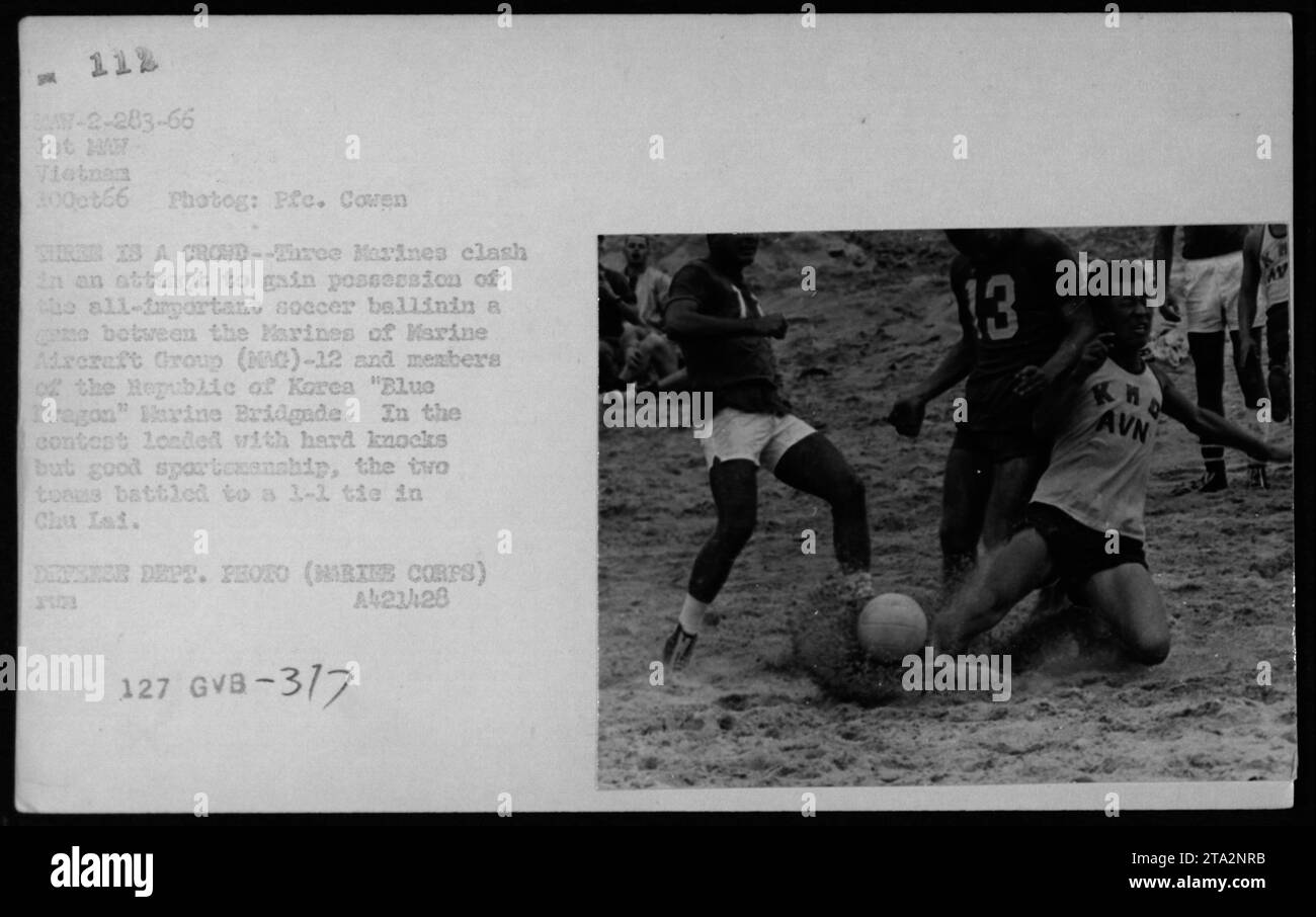 I Marines del Marine Aircraft Group (MAG)12 e i membri della Brigata Marina "Blue Dragon" della