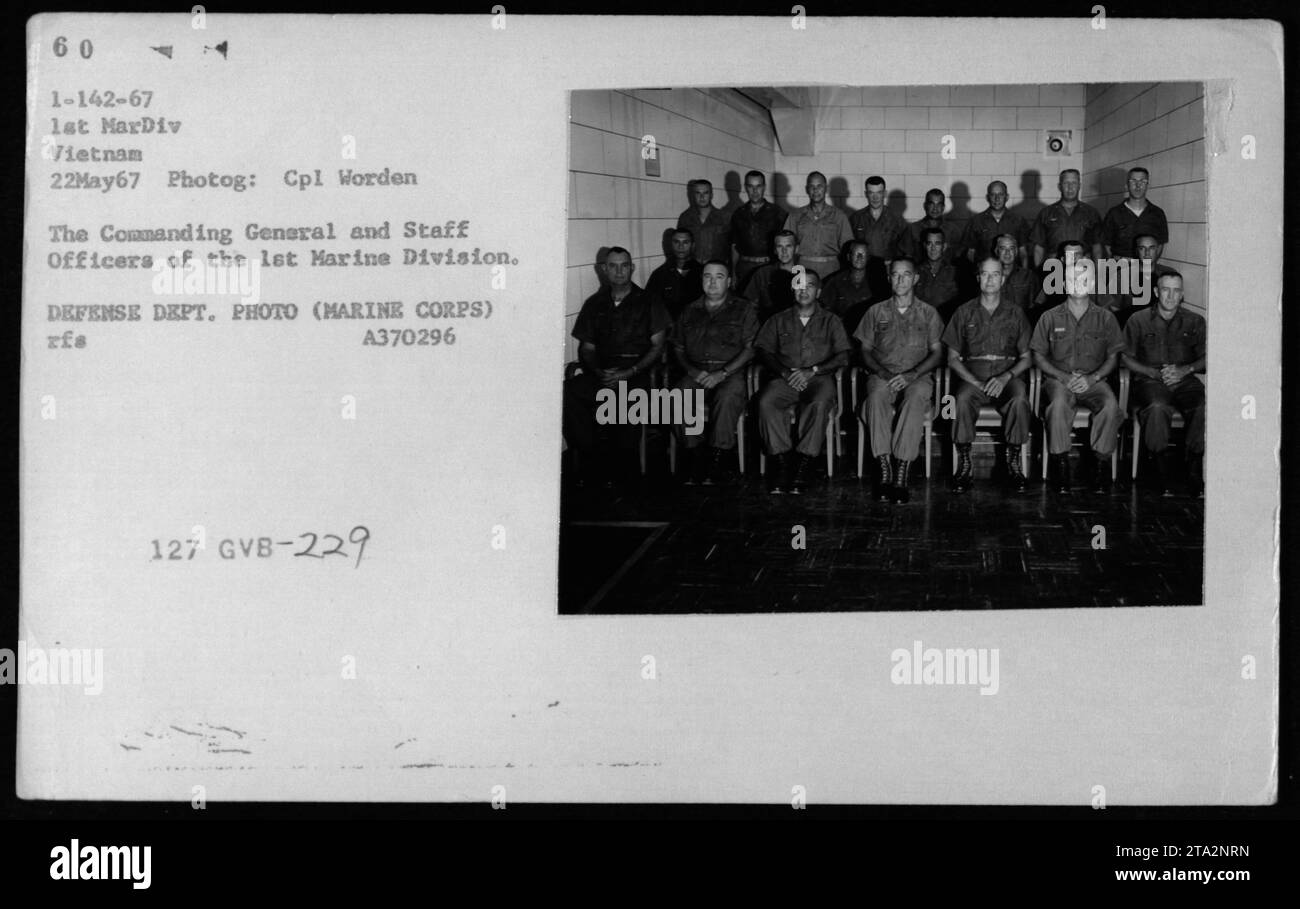Comandante generale e ufficiale di stato maggiore della 1st Marine Division in Vietnam il 22 maggio 1967. Vengono visti riuniti per una foto di gruppo. Questa immagine cattura le attività militari delle truppe americane durante la guerra del Vietnam. Foto Stock