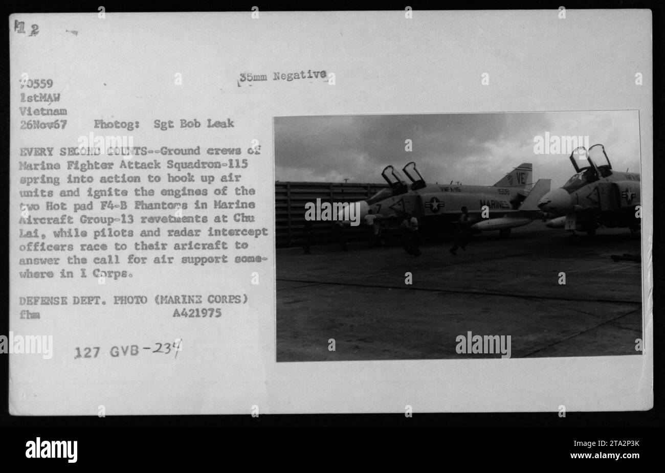 Gli equipaggi di terra del Marine Fighter Attack Squadron-115 preparano due F4-B Phantom jet per il decollo mentre piloti e ufficiali di intercettazione radar si precipitano sui loro aerei a Chu Lai il 26 novembre 1967, fornendo supporto aereo nel i corpo. Foto Stock