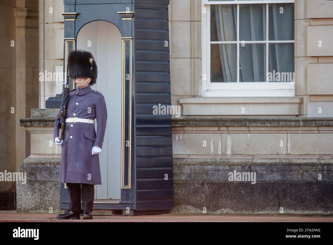Francia. 28 novembre 2023. © PHOTOPQR/VOIX DU NORD/Johan BEN AZZOUZ ; 28/11/2023 ; Londres, le 28 novembre 2023. Londres pendant les fêtes de Noel. Buckingham Palace. Garde Royale. FOTO JOHAN BEN AZZOUZ LA VOIX DU NORD Credit: MAXPPP/Alamy Live News Foto Stock