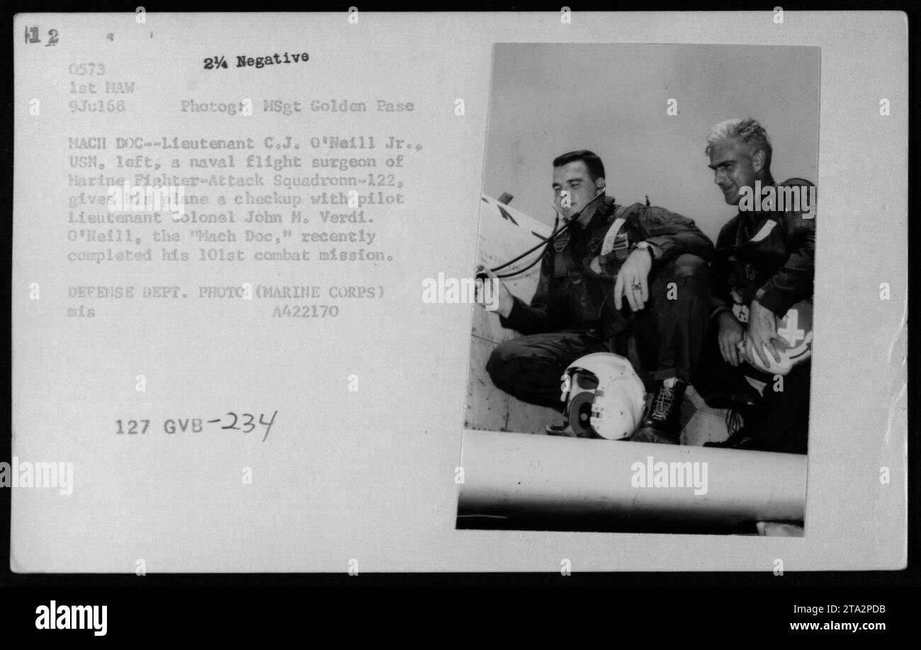 Il tenente CJ o'Neill Jr., chirurgo di volo navale del Marine Fighter-Attack Squadron 122, ispeziona il suo velivolo con il pilota tenente colonnello John M. Verdi il 9 luglio 1968, dopo aver completato la sua 101a missione di combattimento, fotografata da MSgt Golden Pase. Foto Stock