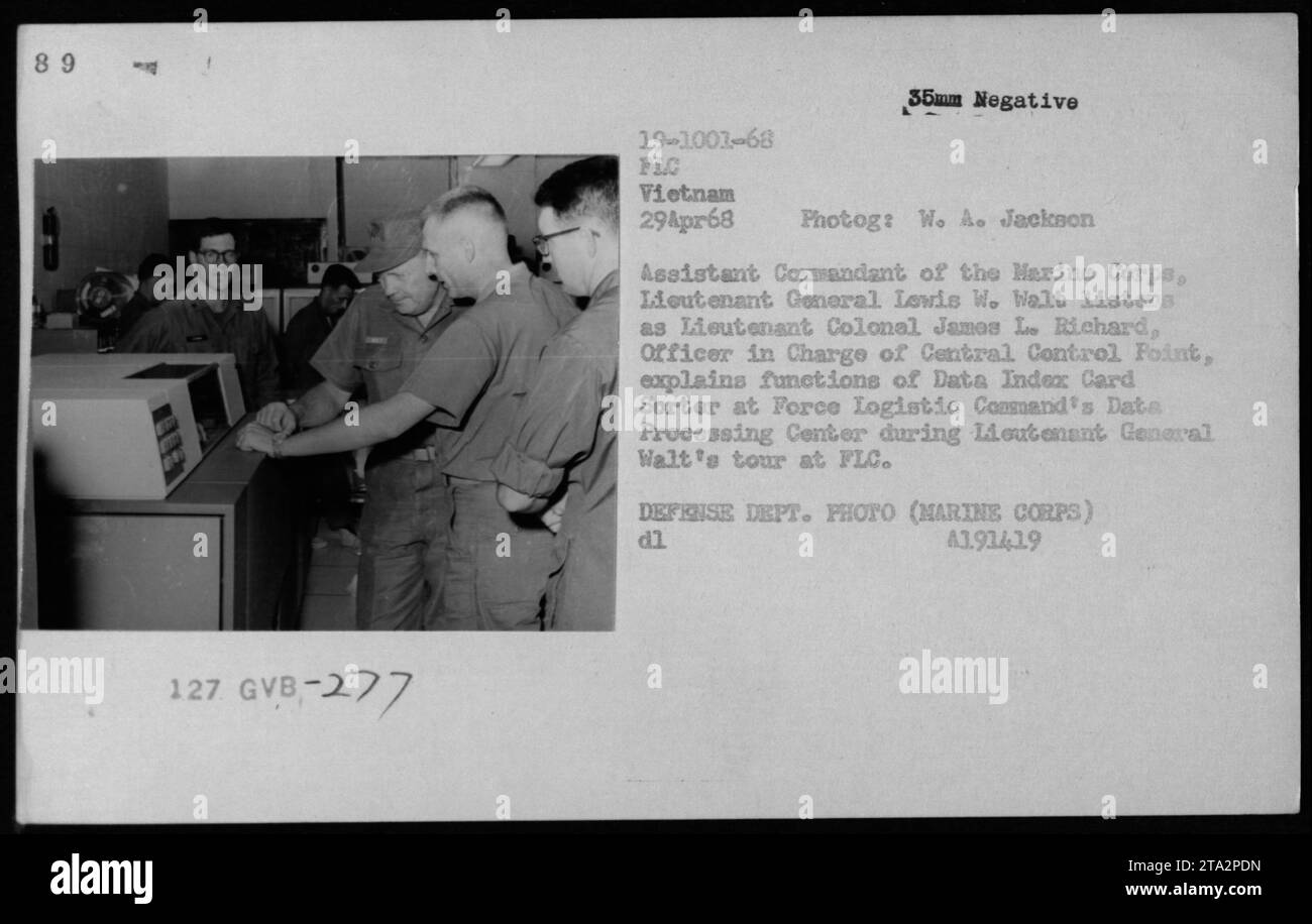 Il Tenente Generale Lewis W Walt Assistente Comandante Del Corpo Dei Il tenente generale lewis w walt assistente comandante del corpo dei