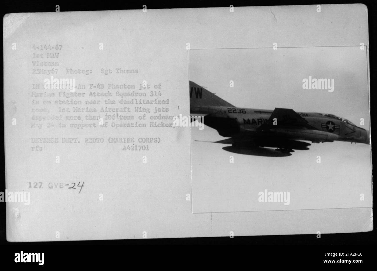 Il 25 maggio 1967, il Marine Fighter Attack Squadron 314 ha volato F-4B Phantom Aircraft vicino alla zona demilitarizzata del Vietnam, lanciando oltre 206 tonnellate di ordigni a supporto dell'operazione Hickory. L'immagine è stata scattata dal sergente Thomas per il Dipartimento della difesa. Foto Stock