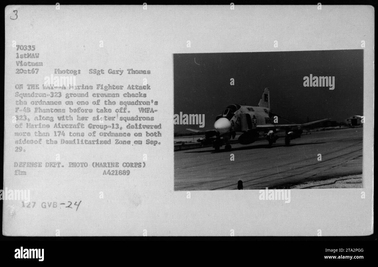 Un equipaggio di terra del Marine Fighter Attack Squadron-323 ispeziona l'ordigno su un F-4B Phantom prima del decollo in Vietnam il 2 ottobre 1967. Lo Squadron, con il Marine Aircraft Group-13, consegnò oltre 174 tonnellate di ordigni vicino alla DMZ. Fotografia di SSgt Gary Thomas. Foto Stock