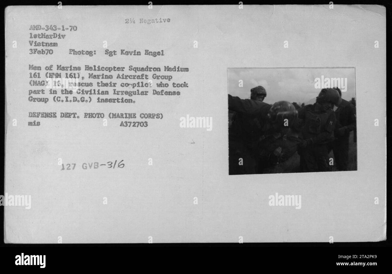 Il Marine Helicopter Squadron Medium 161 salva un co-pilota coinvolto in un inserimento Civilian Irregular Defense Group il 3 febbraio 1970, dimostrando le operazioni di salvataggio e recupero degli elicotteri della Guerra del Vietnam. Foto Stock