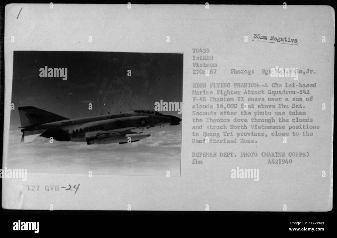 Un F-4B Phantom II del Marine Fighter Attack Squadron-342 vola su Phu Bai, in Vietnam, il 27 ottobre 1967, prima di condurre un attacco alle posizioni nordvietnamite vicino alla zona demilitarizzata. Il sergente V.J. Hale Jr. Ha fotografato la missione. Foto Stock
