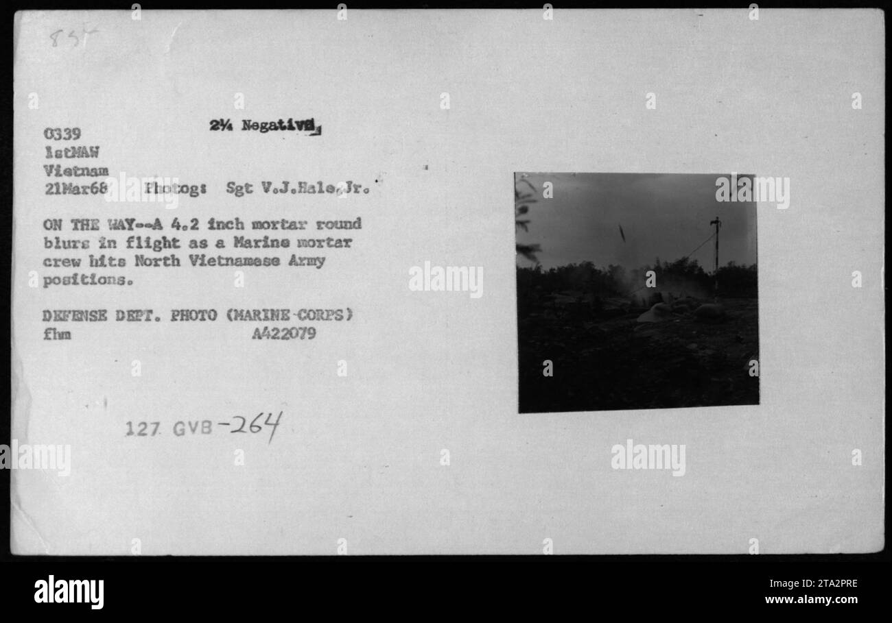 L'equipaggio dei mortai marini scatena un mortaio da 4,2 pollici, sfocando in volo, per colpire le posizioni dell'esercito nordvietnamita durante la guerra del Vietnam, il 21 marzo 1968. Questo momento intenso catturato dal sergente V.J. Hale Jr. Mostra la potenza di fuoco e la determinazione delle forze americane contro il nemico. Foto Stock