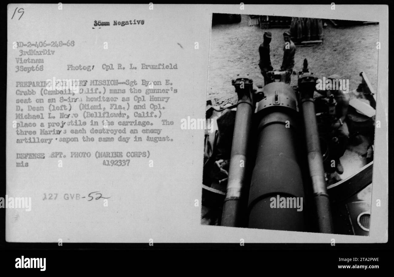 I Marines della 3rd Marine Division si preparano per le missioni di fuoco durante la guerra del Vietnam. Sergente Byron E. Crabb mans il sedile del cannoniere su un obice da 8 pollici, mentre il caporale Henry D. Dean e il caporale Michael L. Noro posizionano un proiettile nella carrozza. Tutti e tre i Marines distrussero un sapone di artiglieria nemico in agosto. Foto Stock