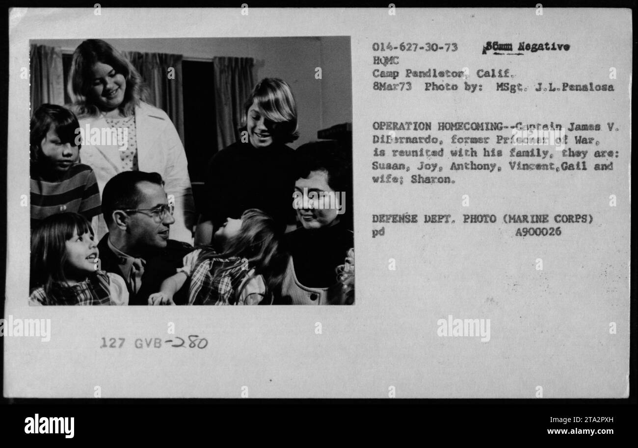 Il capitano James V. DiBernardo, ex prigioniero di guerra, si riunisce con la moglie Sharon e i figli Susan, Joy, Anthony, Vincent e Gail a Camp Pendleton, California, durante l'operazione Homecoming l'8 marzo 1973. La fotografia è stata scattata dalla MSgt. J.L. Penalosa. Foto Stock