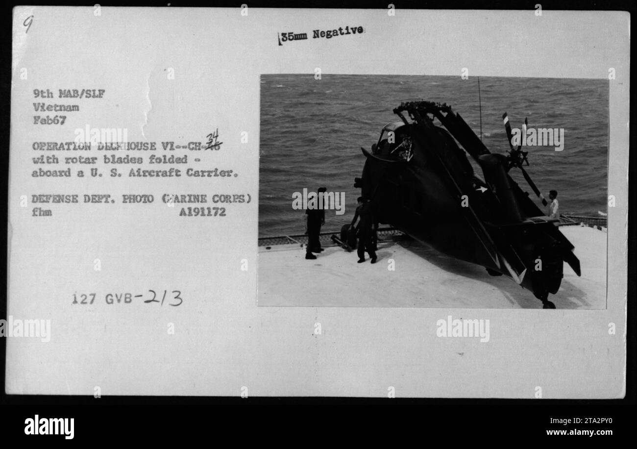 Nel febbraio 1967, un elicottero CH-26 con pale a rotore ripiegato è su una portaerei statunitense durante l'operazione Deckhouse vi. La fotografia documenta le attività militari americane in Vietnam. Foto Stock
