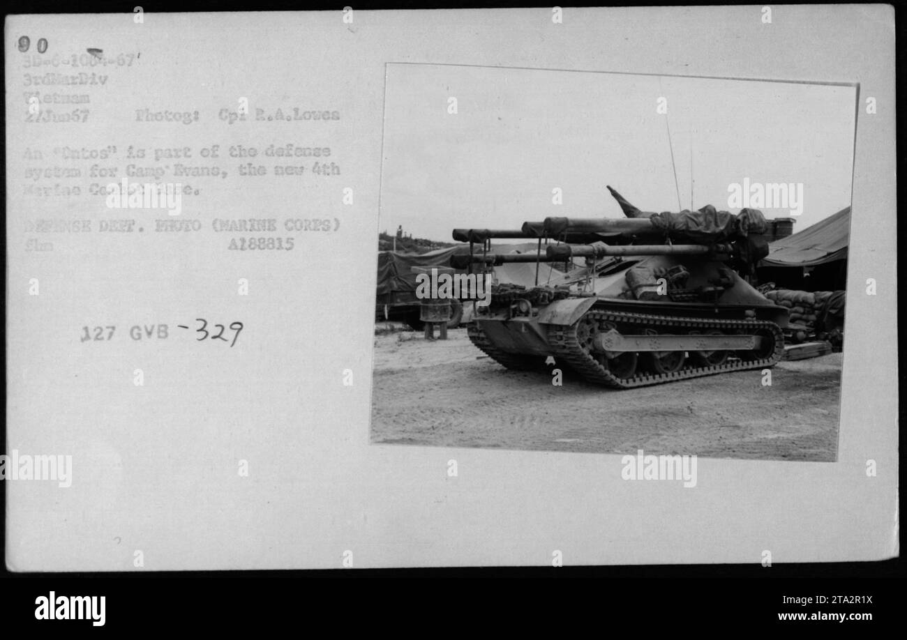 Una fotografia scattata il 27 giugno 1967 a Camp Evans in Vietnam mostra un carro armato chiamato "Ontos". Questo carro fa parte del sistema di difesa della nuova 4th Marine Combat base. La fotografia è stata catturata dal comandante R.A.Lowes ed è classificata come attività di difesa. La sua identificazione ufficiale è A288815 127 GVB-329. Foto Stock