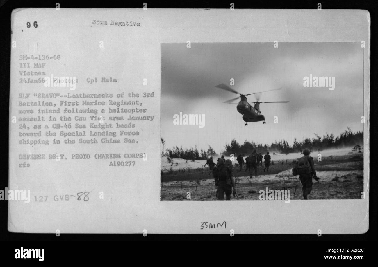 3rd Battalion, 1st Marine Regiment avanzò nell'entroterra dopo un assalto in elicottero a Cau Viet il 24 gennaio 1968, mentre un CE-46 Sea Knight si diresse verso la Special Landing Force nel Mar Cinese meridionale. Foto Stock