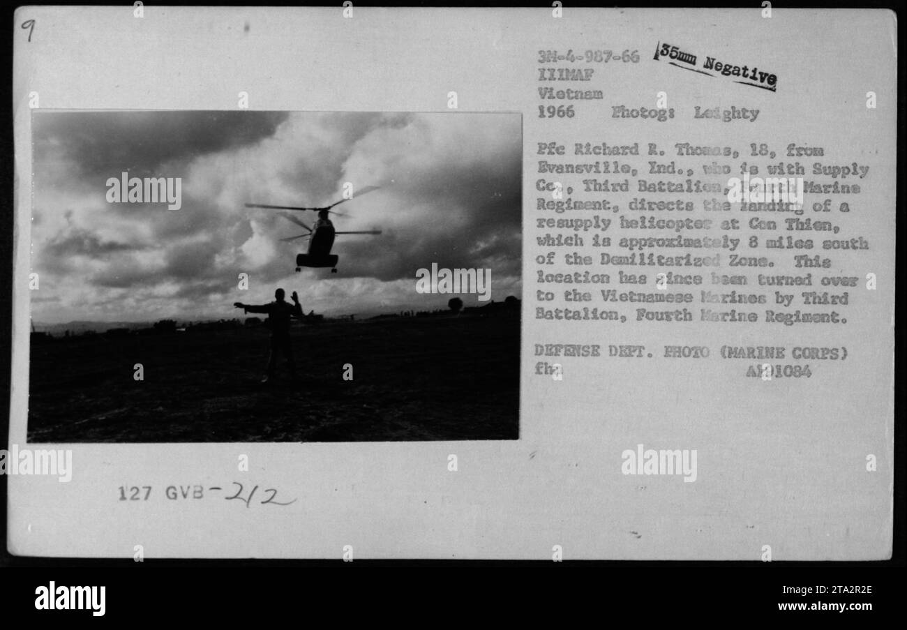 Marine, Richard R. Thomas, dirige l'atterraggio di un elicottero di rifornimento a con Thien, Vietnam nel 1966. La posizione si trova a circa 13 miglia a sud della zona demilitarizzata e da allora è stata consegnata ai marines vietnamiti dal terzo battaglione, il quarto reggimento dei marines. DIPARTIMENTO DIFESA FOTO (CORPO HARINE) FHM A191084. Foto Stock
