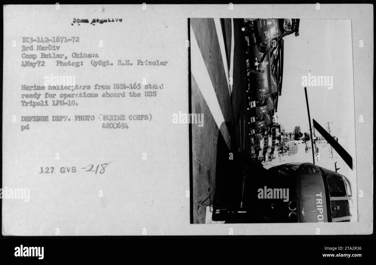 Elicotteri marini, CH-46, in preparazione per le operazioni a bordo della USS Tripoli LPH-10 il 4 maggio 1972. La foto è stata scattata dal Sgt. R.E. Prisaler a Camp Butler, Ocinaia, come parte del 3rd MarDiv. L'immagine fa parte della collezione fotografica delle attività militari americane durante la guerra del Vietnam. Foto Stock