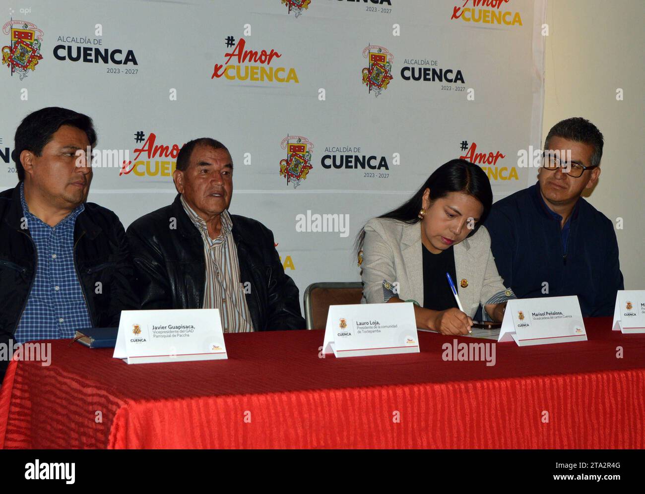 CUENCA-LANZAMIENTO-FESTIVAL PAJA TOQUILLA Cuenca, Ecuador 28 de noviembre de 2023 Las toquilleras de Toctepamba, demostraban las habilidades, en la elaboracion del sombrero de paja toquilla. Con singolare destreza, Laura matute y su hija, Damarys Mendoza, de nueve anos, daban forma al tradicional tejido durante el lanzamiento del primer Festival de la Paja Toquilla cumplido la manana de este martes en la Galeria de la Alcaldia. El primer festival que se cumplira el proximo domingo 03 de diciembre en la comunidad de Toctepamba, ubicada a 30 minutos de Cuenca, entre las parroquias de Santa Ana y Foto Stock
