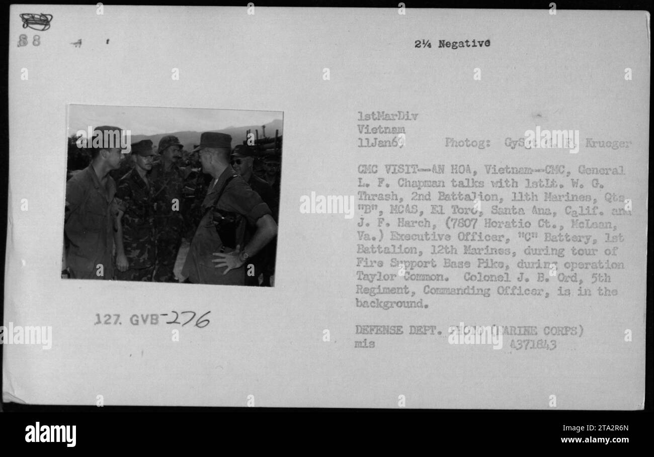 Il generale Leonard F. Chapman parla con il tenente W.G. Thrash e J.F. Harch durante un tour della Fire Support base Piko in Vietnam l'11 gennaio 1969, con il colonnello J.B. Ord sullo sfondo, come parte dell'operazione Taylor Common. Foto Stock