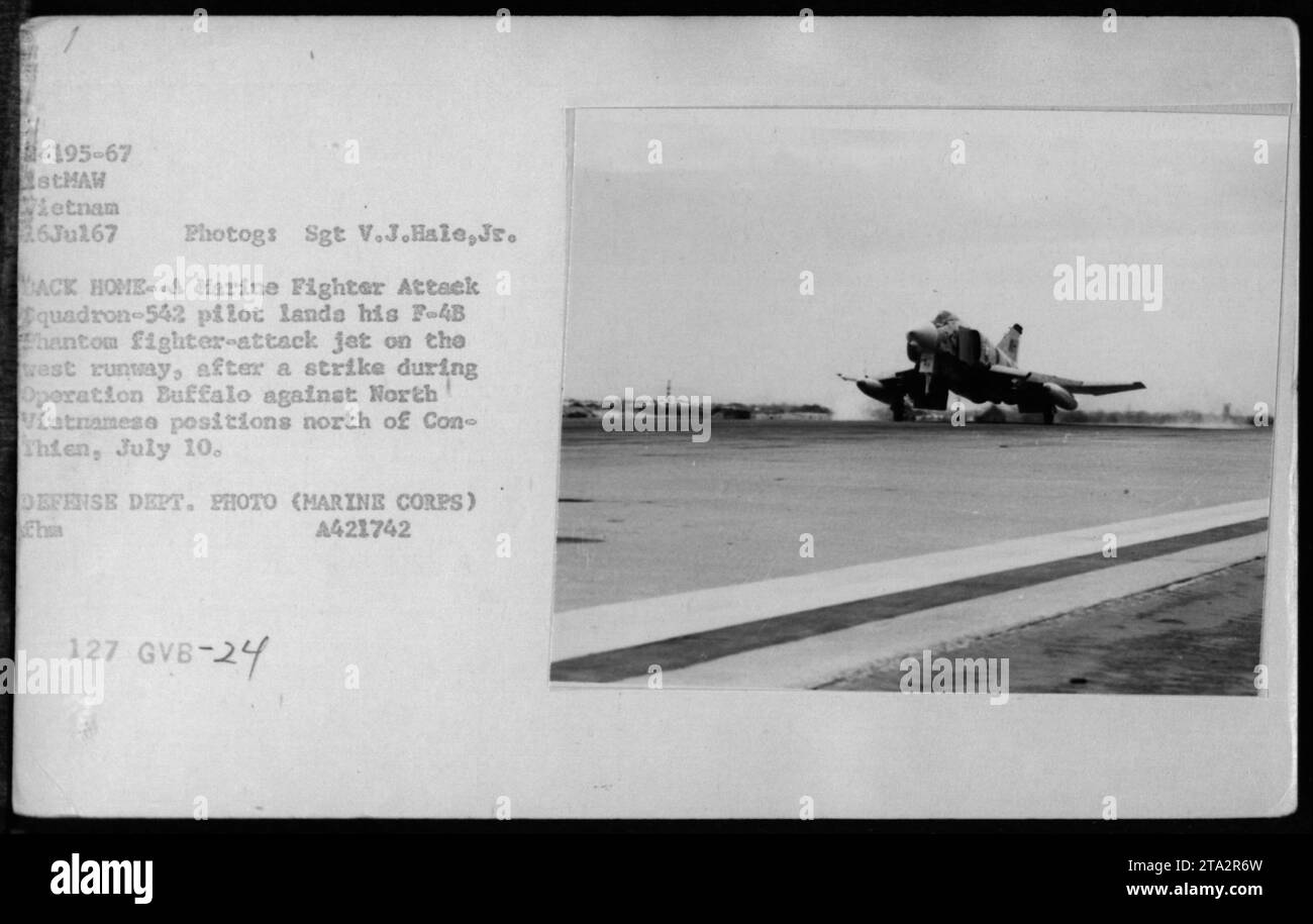 Un pilota del Marine Fighter Attack Squadron 542 atterra il suo F-4B Phantom sulla pista ovest di con Thien dopo uno sciopero durante l'operazione Buffalo contro le posizioni nordvietnamite il 10 luglio 1967. L'immagine è stata scattata dal sergente V. J. Hale Jr. Foto Stock