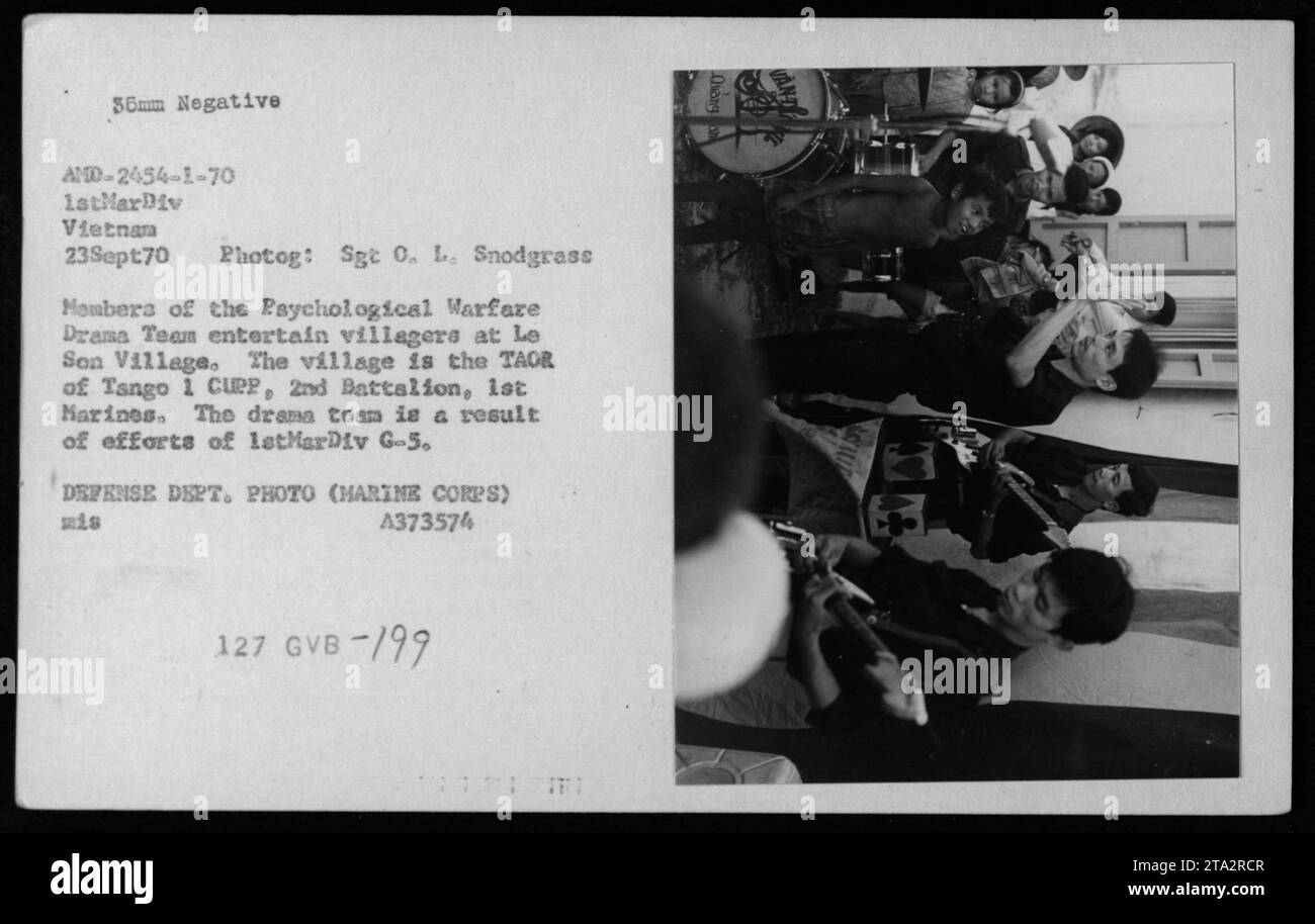 I membri del Psychological Warfare Drama Team intrattengono gli abitanti del villaggio al le Son Village in Vietnam il 23 settembre 1970. Il villaggio è sotto la giurisdizione del Tango 1 Combined Unit Pacification Program del 2nd Battalion, 1st Marines della 1st Marine Division. Questa immagine fa parte degli sforzi della 1st Marine Division G-5 in guerra psicologica. (Fonte: Fotografia del Dipartimento della difesa, corpo dei Marines degli Stati Uniti, A373574) Foto Stock