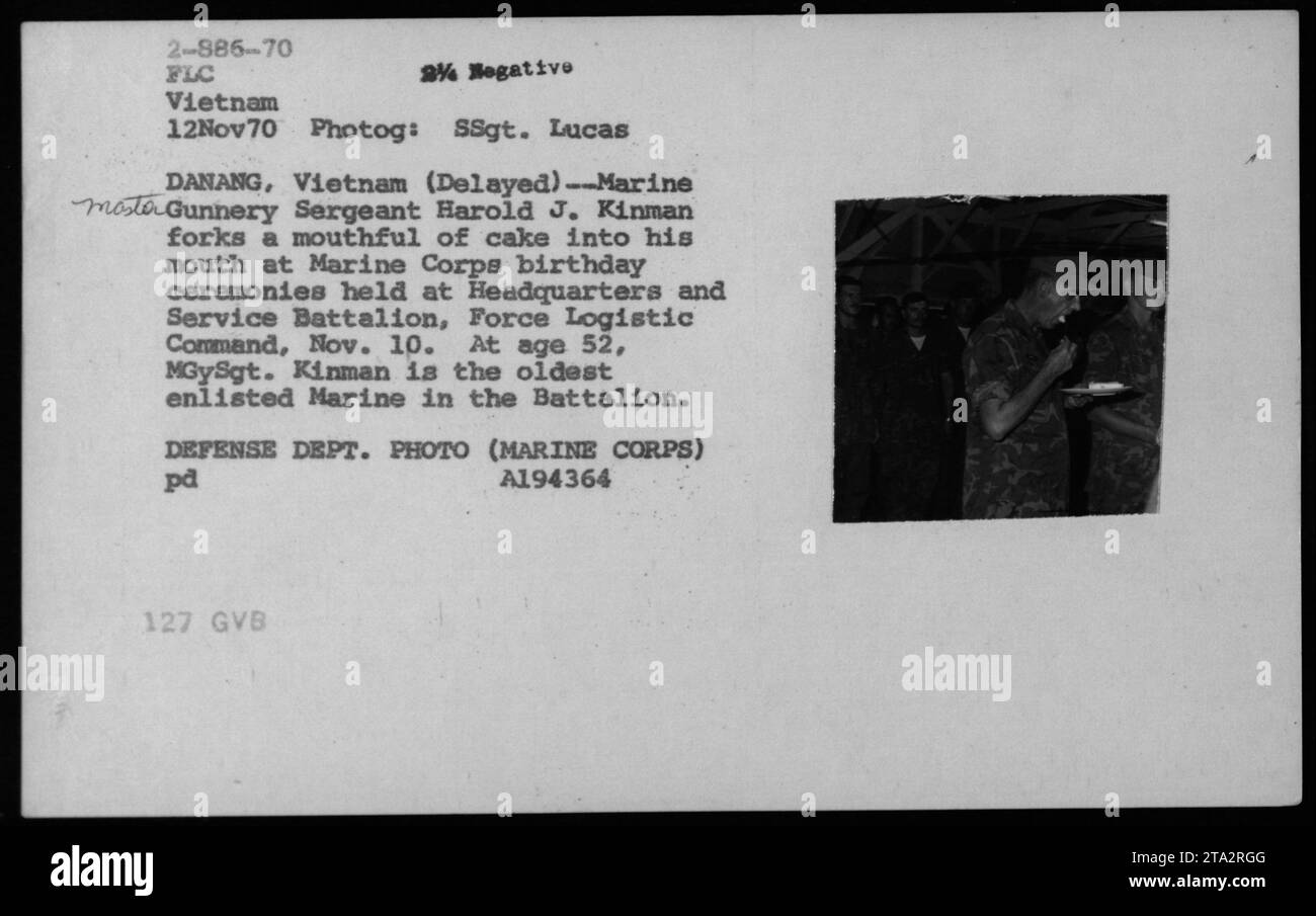 Il sergente Harold J. Kinman, comandante del Marine Gunnery, celebra il compleanno del corpo dei Marines durante una cerimonia presso il quartier generale e il Service Battalion, Force Logistic Command a da Nang, in Vietnam, il 12 novembre 1970. A 52 anni, MGySgt. Kinman è il più vecchio marinaio arruolato nel battaglione. Foto Stock