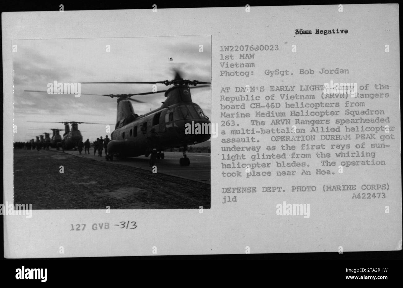 Durante l'operazione Durham Peak nel 1968, gli ARVN Rangers salgono a bordo di elicotteri CH-46D vicino a un Hoa come parte di un assalto multi-battaglione di elicotteri alleati. La fotografia, scattata da GySgt Bob Jordan, cattura lo spiegamento di prima mattina. Foto Stock