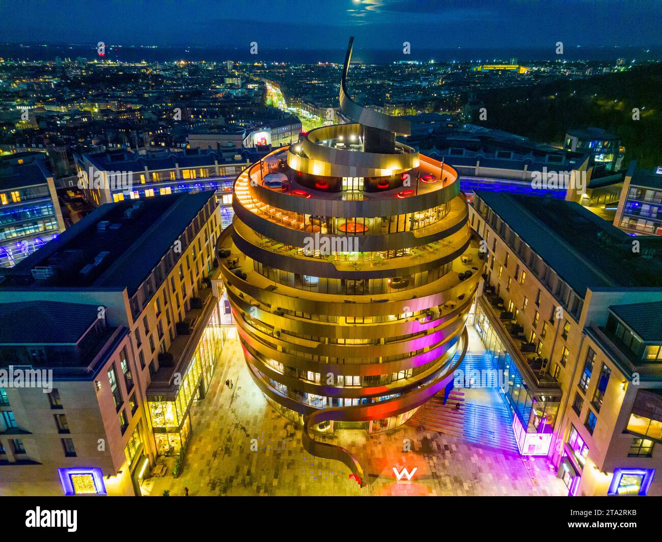 Vedute aeree notturne dal drone del nuovo W Hotel, un hotel Marriott Bonvoy, presso il quartiere St James di Edimburgo, Scozia, Regno Unito Foto Stock