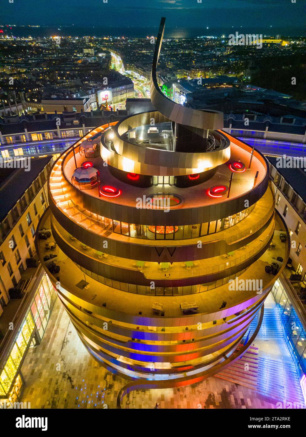 Vedute aeree notturne dal drone del nuovo W Hotel, un hotel Marriott Bonvoy, presso il quartiere St James di Edimburgo, Scozia, Regno Unito Foto Stock