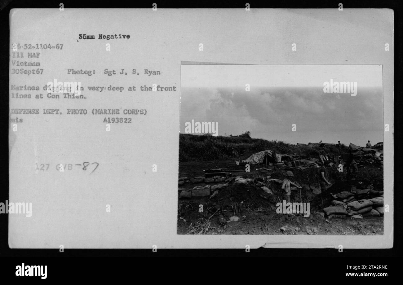 I marines scavano profonde trincee in prima linea di con Thien durante il combattimento, il 30 settembre 1967, Vietnam. La fotografia documenta i preparativi difensivi, le fortificazioni e le attività militari americane del 3° MAF. Foto Stock