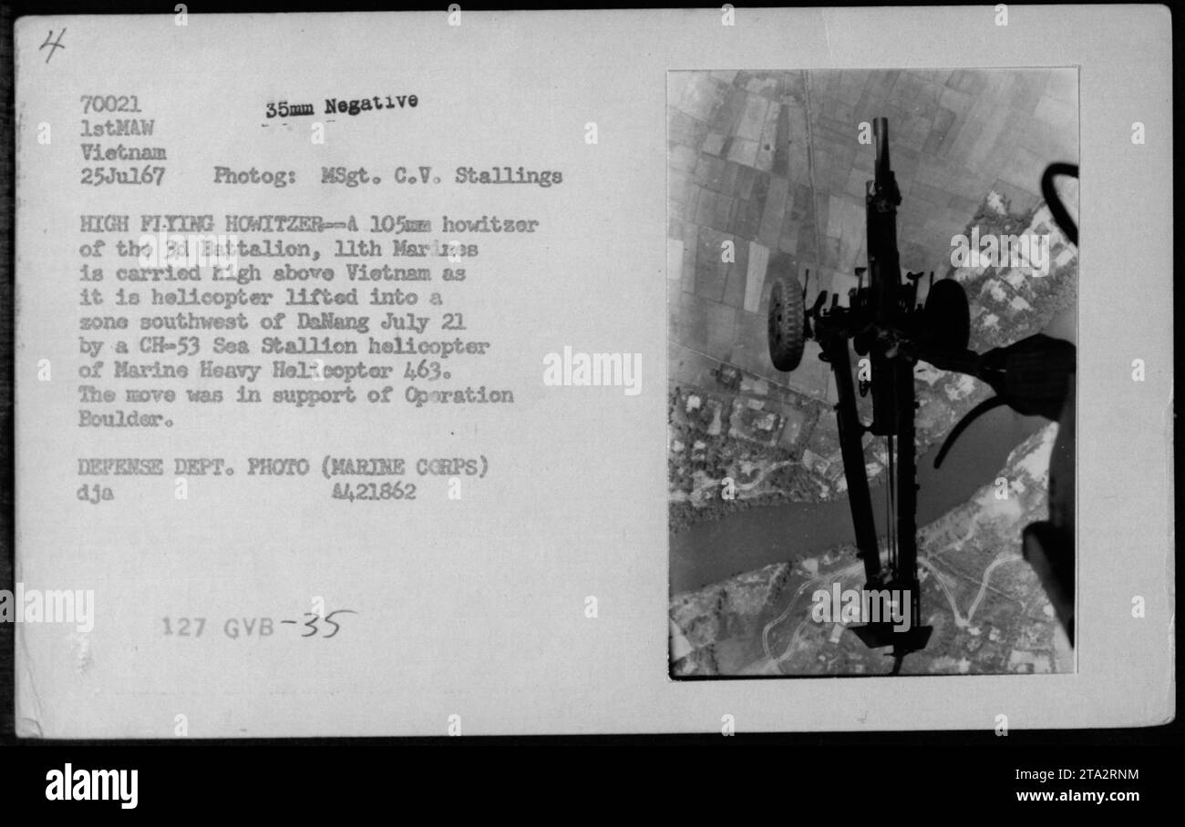 Un elicottero CH-53 Sea Stallion del Marine Heavy Helicopter 463 è mostrato con un obice da 105 mm del 3d Battalion, 11th Marines sopra il Vietnam a sostegno dell'operazione Boulder. L'immagine è stata scattata il 21 luglio 1967, in una zona a sud-ovest di Danang. Questa fotografia fa parte delle fotografie delle attività militari americane durante la guerra del Vietnam. Foto Stock