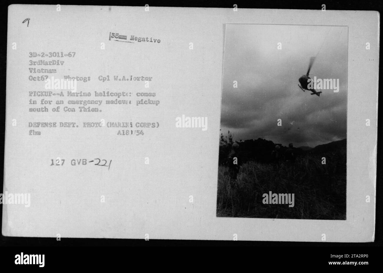Un elicottero marino esegue una missione di emergenza di raccolta medevac vicino a con Thien nel Vietnam del Sud, ottobre 1967. Gli elicotteri UH-1 vengono catturati in azione mentre trasportano il personale ferito. Questa fotografia fa parte della collezione che documenta le attività militari americane durante la guerra del Vietnam. Foto Stock