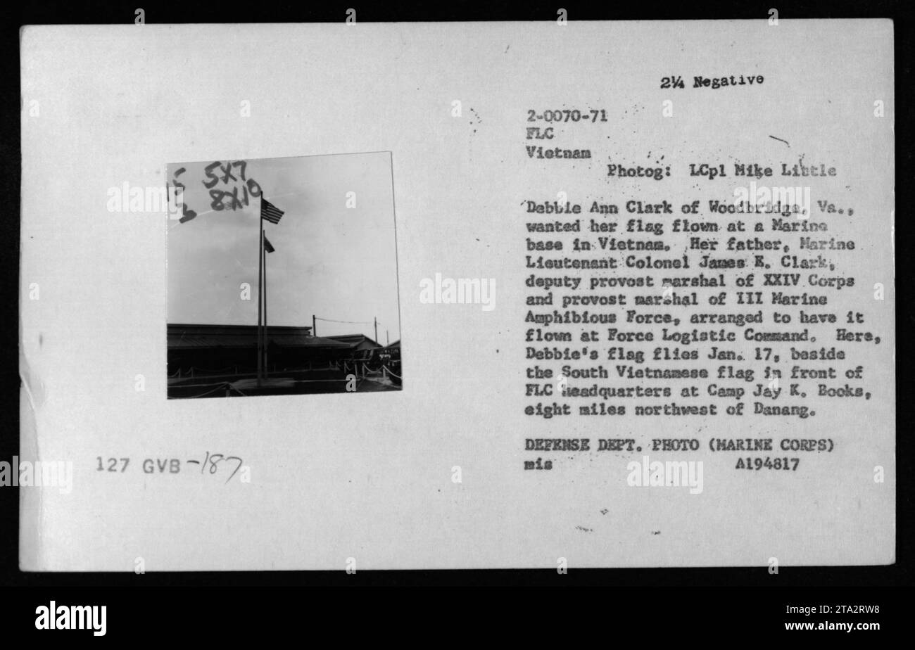 Una cerimonia di bandiera a Camp Jay K. Books, Vietnam, espone una bandiera per Debbie Ann Clark, figlia del tenente colonnello James B. Clark, vice prevosto maresciallo del XXIV corpo. La bandiera volò accanto alla bandiera sudvietnamita fuori dal quartier generale della FLC il 17 gennaio, fotografata da LCpl Mike Libele. Foto Stock