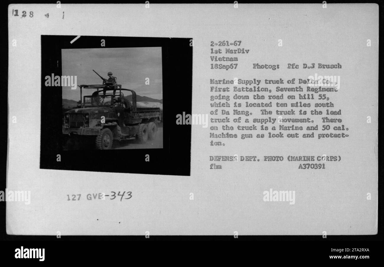 Il 18 settembre 1967, un Marine della 2nd Fox Company, 7th Marines guidò un camion fornito dai Marine con una mitragliatrice calibro 50 sulla collina 55, 10 miglia a sud di da Nang, come parte di un movimento di rifornimento durante la guerra del Vietnam. Foto Stock