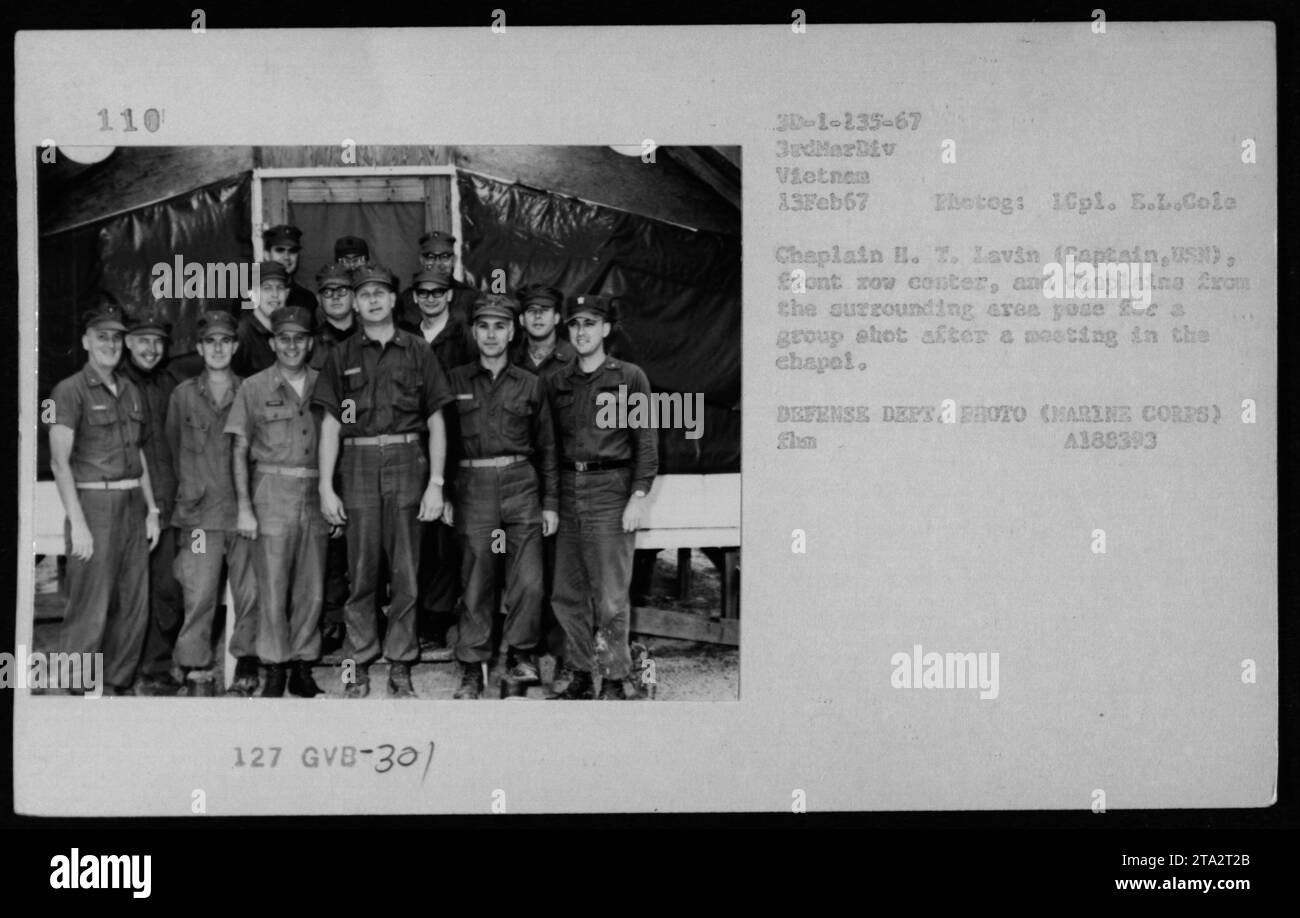 Il cappellano H. T. Lavin (capitano, USM) e altri cappellani dell'area circostante si riuniscono nella cappella in Vietnam durante la guerra del Vietnam. Posano per una foto di gruppo dopo un incontro, catturando un momento di cameratismo tra cappellani militari che prestano servizio nella zona di guerra. Foto Stock