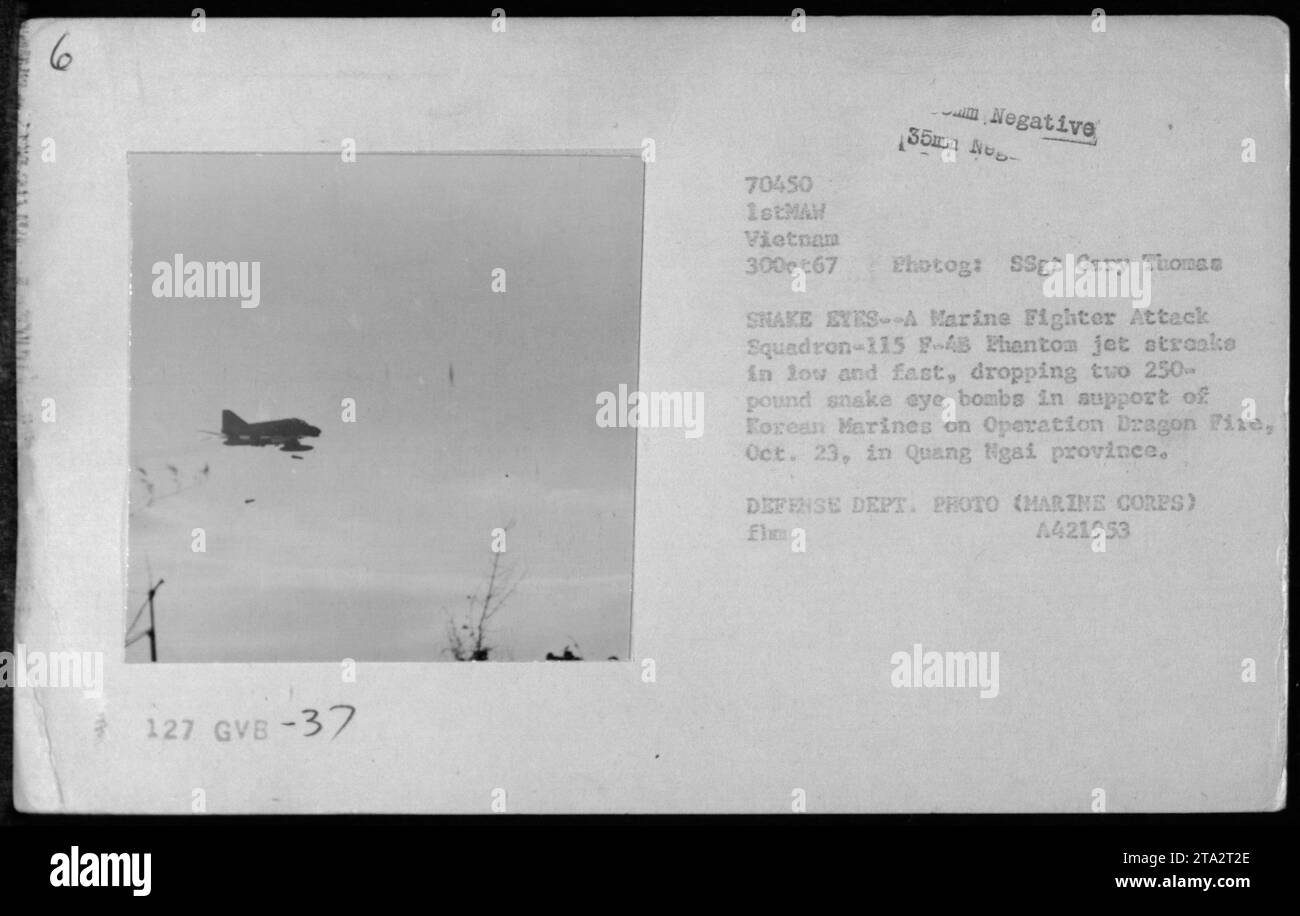 Un F-4B Phantom del Marine Fighter Attack Squadron-115 esegue un attacco aereo rilasciando due bombe a occhio di serpente da 250 libbre per sostenere i Marines coreani durante l'operazione Dragon Fire a Quang Ngai, in Vietnam, il 30 ottobre 1967. Foto Stock