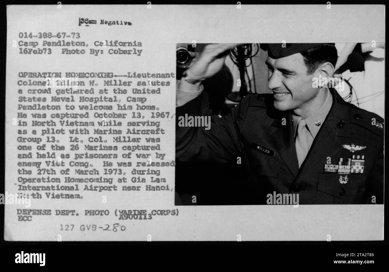 Il tenente colonnello Edison W. Miller è visto in questa fotografia salutare una folla allo United States Naval Hospital, Camp Pendleton, durante il rimpatrio dei prigionieri di guerra dei Marine americani come parte dell'operazione Homecoming. Il tenente colonnello Miller, che fu tenuto prigioniero nel Vietnam del Nord dopo essere stato catturato il 13 ottobre 1967, fu rilasciato il 27 marzo 1973. Foto Stock