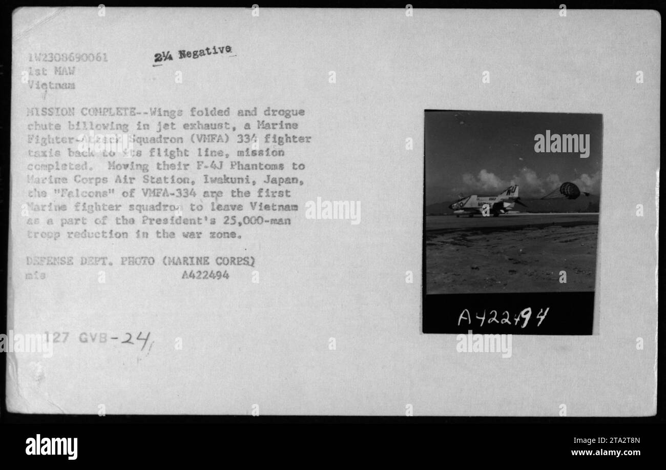 Un F-4 Phantom of Marine Fighter Attack Squadron 334, i Falcons, è mostrato di ritorno da una missione completata con le ali piegate e lo scivolo per droghi schierato. Il VMFA-334 è stato il primo squadrone di caccia dei Marine a lasciare il Vietnam durante la riduzione delle truppe del presidente. Foto Stock
