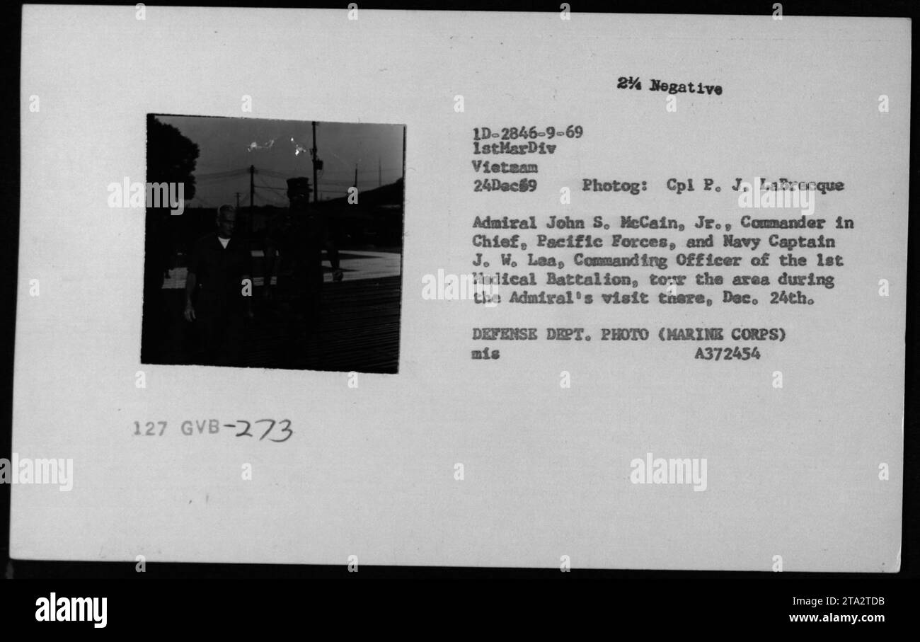 Ammiraglio John S. McCain Jr. (Comandante in capo, forze del Pacifico) e il capitano della Marina J.W. Lea (ufficiale comandante del 1st Medical Battalion) visitano un'area durante la visita dell'ammiraglio il 24 dicembre 1969. Foto scattata dal CPL P. J. LaBrecque del Dipartimento della difesa. Didascalia: 'Ammiraglio McCain e capitano Lea durante la visita.' Foto Stock
