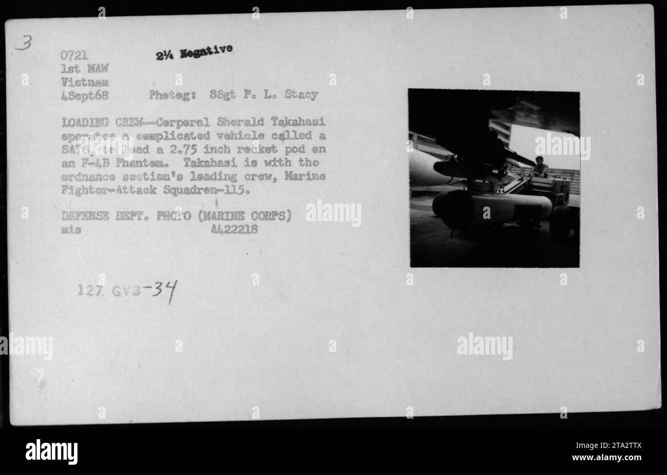 Il caporale Sherald Takahasi gestisce un veicolo SATS per caricare un razzo da 2,75 pollici su un F-4B Phantom per il Marine Fighter-Attack Squadron-115 il 4 settembre 1968 in Vietnam. Foto di SSgt P.L. Stacy. Foto Stock
