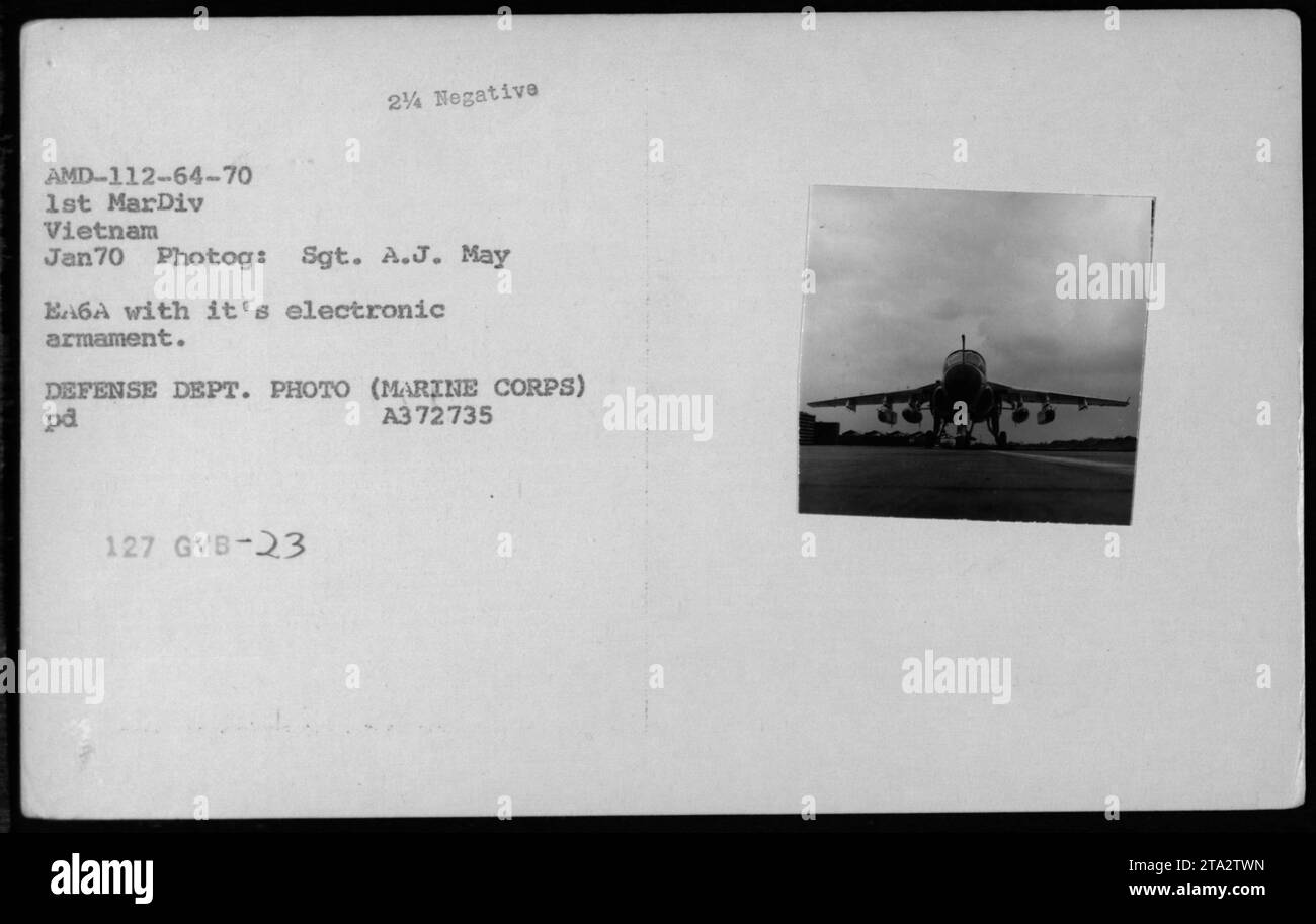 Un aereo Intruder A-6 equipaggiato con armamento elettronico è mostrato in Vietnam, gennaio 1970. La fotografia è stata scattata dal sergente A.J. May della 1st Marine Division e documenta le attività dell'aviazione militare americana durante la guerra del Vietnam. Foto Stock