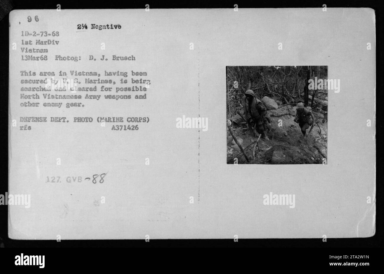 I Marines statunitensi conducono una ricerca e un'operazione chiara in un'area protetta del Vietnam il 13 marzo 1968. L'obiettivo è quello di localizzare e rimuovere tutte le armi e le attrezzature nemiche appartenenti all'esercito nordvietnamita. Questa fotografia, scattata da D. J. Brusch, è classificata sotto la foto del dipartimento della difesa (corpo dei Marines) A371426. Foto Stock