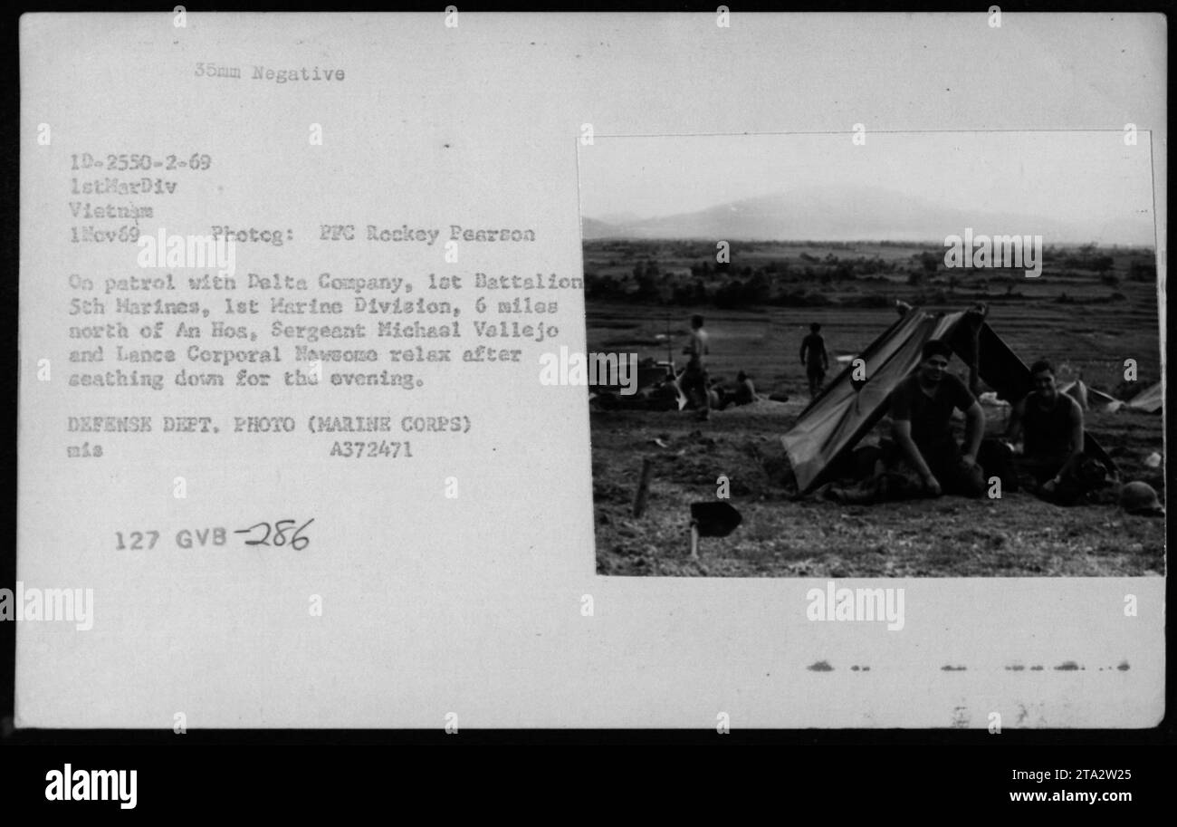 Il 1° novembre 1969, il sergente Michael Vallejo e il caporale Hawsono della compagnia Delta, 1st Battalion, 1st Marine Division, si rilassano durante una pattuglia a sei miglia a nord di An Hos, Vietnam. Foto di PPC Rockey Pearson documenta le attività militari americane durante la guerra del Vietnam. Foto Stock